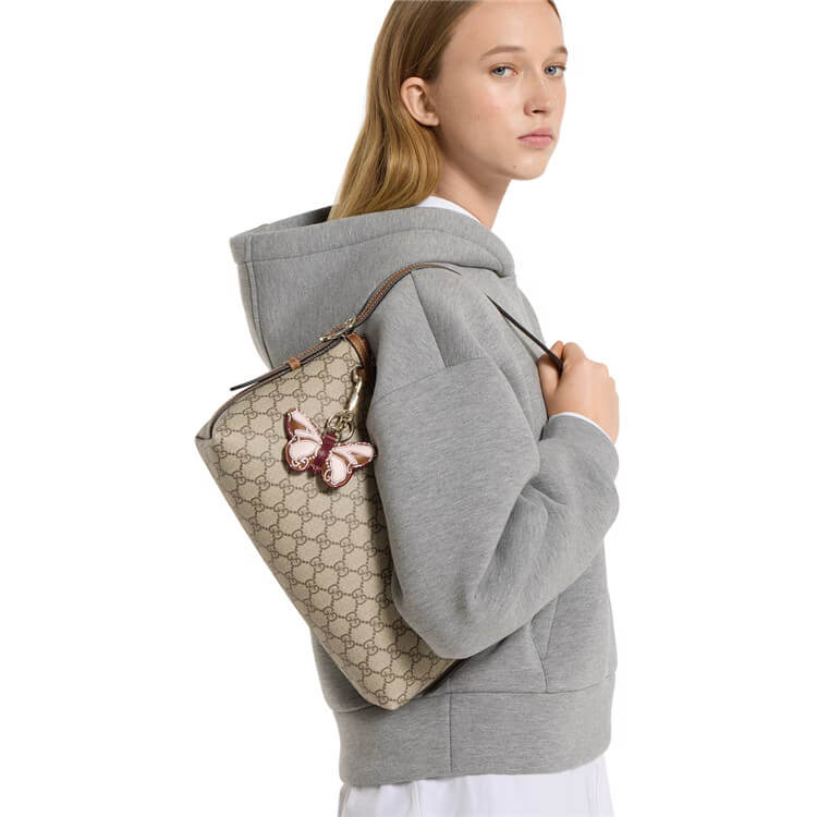 Replica Gucci GG Emblem Medium Shoulder Bag 847449 FAD6L 9758 (7)